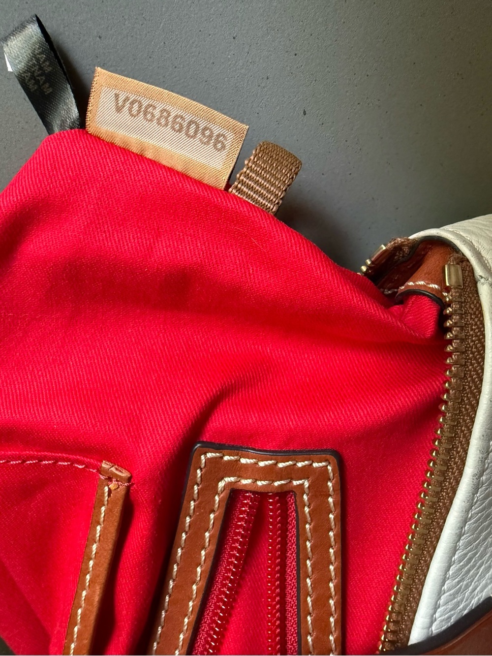 Dooney & Bourke handbag - Picture 8 of 9